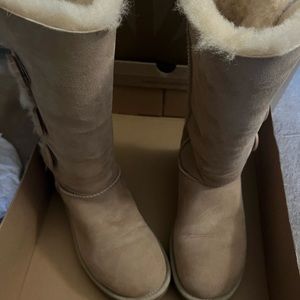 Ugg Bailey button triplet…sand colored..size 7